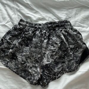 Lululemon Hotty Hot Short 2.5” Size 4